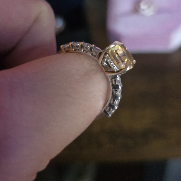 Elegant Yellow Gemstone Ring - Picture 9 of 10